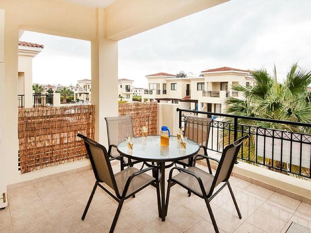 Beautiful 2-Bedroom Apartment - Great Location Paphos מראה חיצוני תמונה