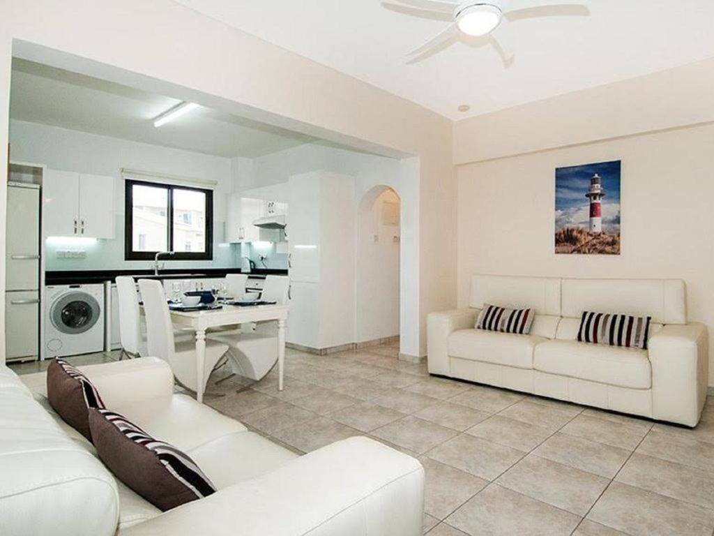 Beautiful 2-Bedroom Apartment - Great Location Paphos מראה חיצוני תמונה