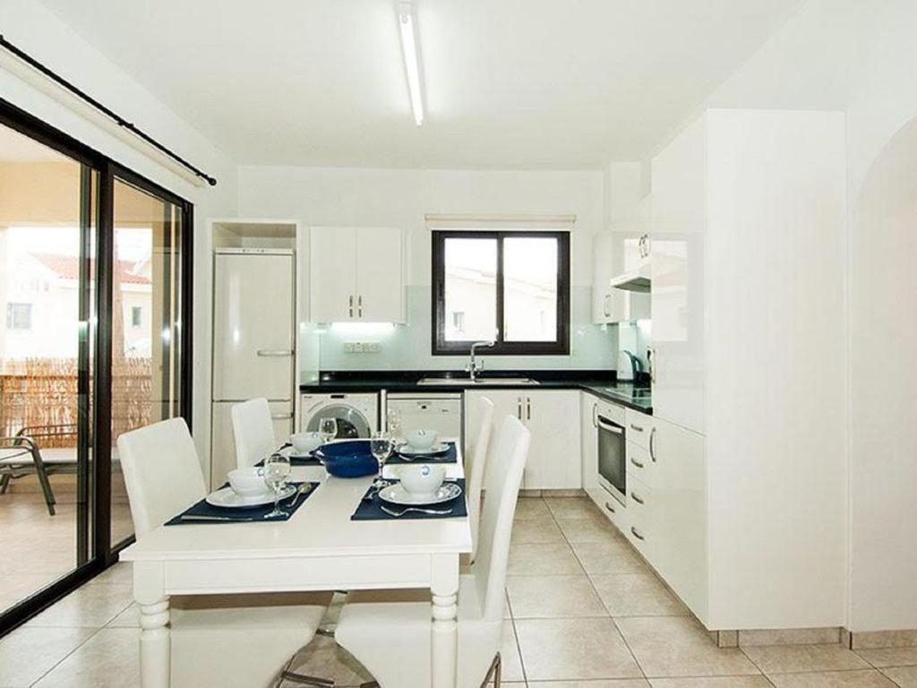 Beautiful 2-Bedroom Apartment - Great Location Paphos מראה חיצוני תמונה