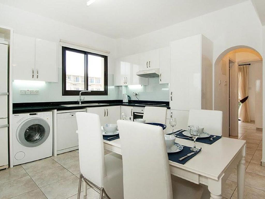 Beautiful 2-Bedroom Apartment - Great Location Paphos מראה חיצוני תמונה